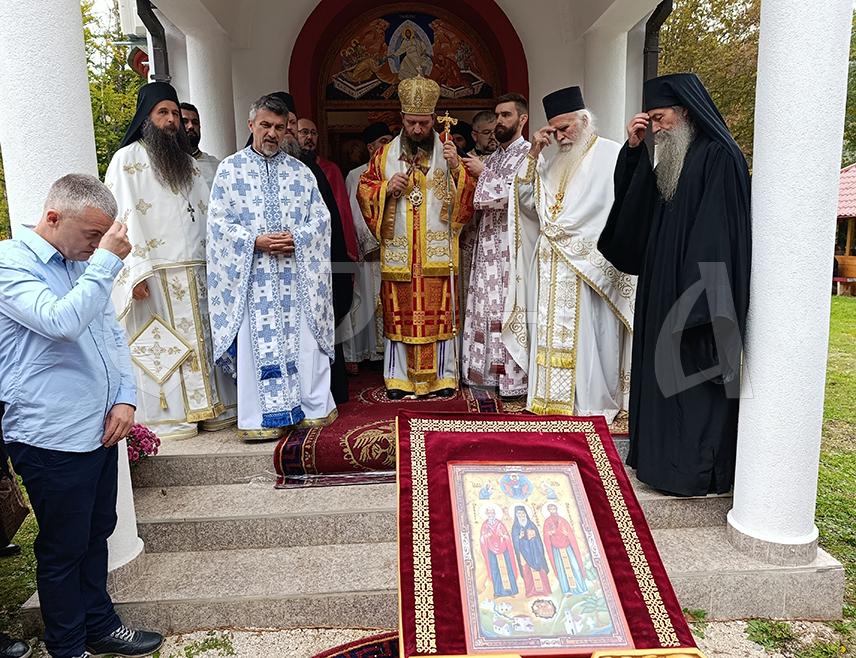МРКОЊИЋ ГРАД, 11. ОКТОБРА /СРНА/- Његово преосвештенство епископ бихаћко-петровачки Сергије служио је данас на празник светих преподобномученика медљанских Серафима, Авакума и Мардарија коју манастир Медна код Мркоњић Града прославља као своју крсну Свету архијерејску литургију, којој је присуствовао велики број вјерника.