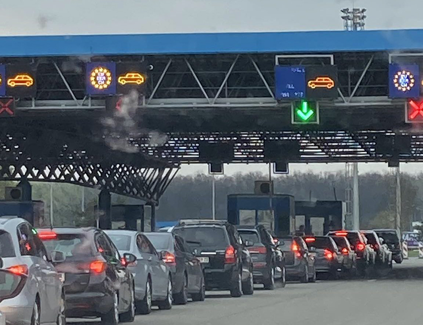 САРАЈЕВО, 12. ОКТОБРА /СРНА/ - За путнике из 59 земаља, међу којима је и БиХ, од данас за путовања у већину земаља ЕУ почиње примјена електронског система контроле уласка и изласка /ЕЕС/ што подразумијева обавезно давање биометријских података /отисци четири прста и фотографија/.