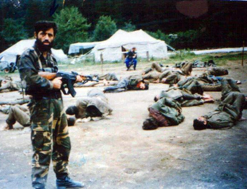 БЕОГРАД, 12. ОКТОБРА / СРНА/ - Некадашњи припадник Лаке Прњаворске бригаде Војске Републике Српске /ВРС/ Бранко Шиканић, који је преживио заточеништво у злогласном кампу Каменица код Завидовића, изјавио је Срни да ће, осим страшних сцена ритуалног клања његових сабораца и мучења која су вршили припадници одреда "Ел муџахедин", заувијек памти и лекције о џихаду и острашћеност страних ратника.