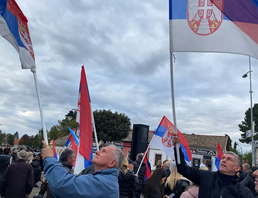 БЕОГРАД, 11. ОКТОБРА /СРНА/ - Помоћник директора Полиције Владан Радосављевић изјавио је вечерас да су на 183 локације широм земље одржани скупови под називом "За Србе на Космету, грађани против блокада", на којима је присуствовало око 167.800 грађана.