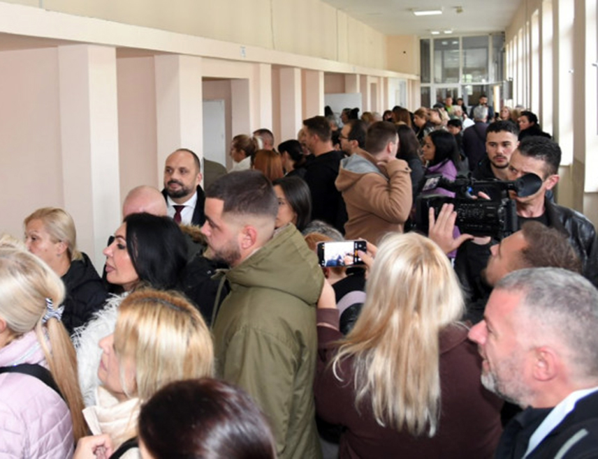 БЕОГРАД, 12. ОКТОБРА /СРНА/ - Већи број Срба у Северној Митровици није био у могућност да гласа на бирачком мјесту које им је одређено.