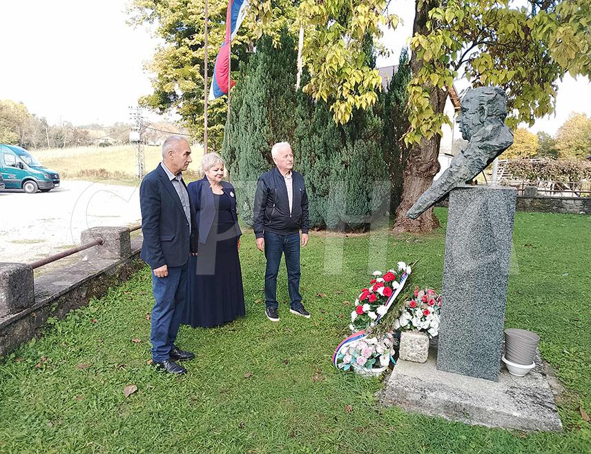 КРУПА НА УНИ, 12. ОКТОБРА /СРНА/ - У Хашанима, родном мјесту књижевника Бранка Ћопића данас је одржана манифестација "Ћопићевим стазама дјетињства" и отворено је дјечије позориште "Јежева кућица".