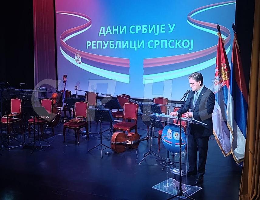 БАЊАЛУКА, 12. ОКТОБРА /СРНА/ - Министар културе Србије Никола Селаковић истакао је вечерас да су српски свијет, идентитет и култура на мети свих оних којима тај идентитет и култура сметају.