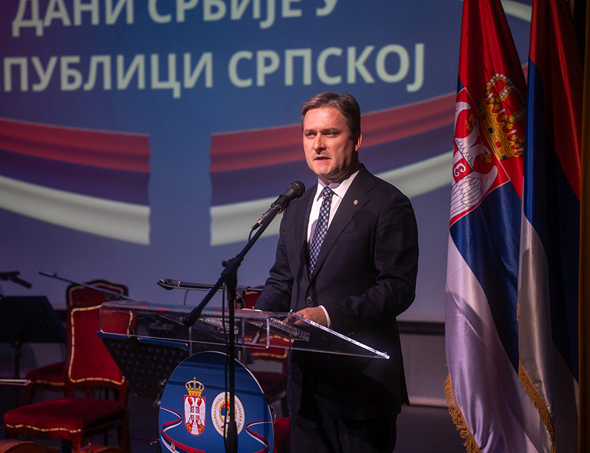 БАЊАЛУКА, 13. ОКОТБРА /СРНА/ - Министар културе Србије Никола Селаковић отворио је у Бањалуци изложбу "Српски средњовјековни споменици у опасности" у оквиру "Дана Србије у Републици Српској", те том приликом указао да се српски народ кроз историју неколико пута суочио са културоцидом.