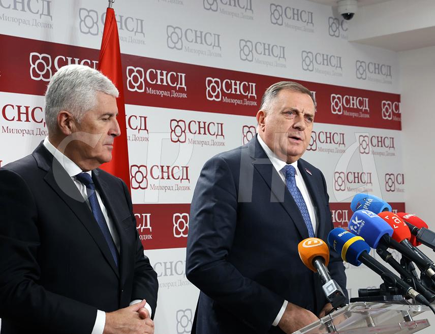 БАЊАЛУКА, 13. ОКТОБРА /СРНА/ - Предсједник СНСД-а Милорад Додик рекао је да је БиХ потребно организовати као земљу са три ентитета, односно формирати два у ФБиХ, те да је потребно мијењати изборни закон да нико не би могао прегласавати конситутивни народ.