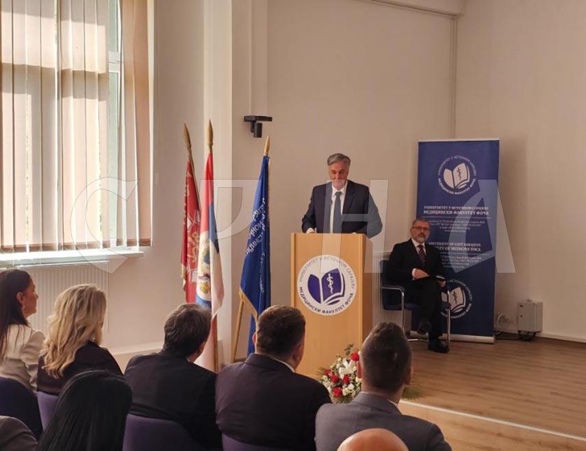 ФОЧА, 14. ОКТОБРА /СРНА/ - Министар за научнотехнолошки развој и високо образовање Републике Српске Синиша Каран рекао је да је Медицински факултет у Фочи постао водећа институција у области интернационализације, научноистраживачког рада и образовања студената за наjхуманији позив, за докторе медицине, те најавио наставак подршке институција.