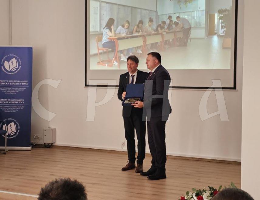 ФОЧА, 14. ОКТОБРА /СРНА/ - Жељку Будимиру данас је у Фочи уручена Повеља Медицинског факултета за изузетну подшрку развоју ове установе коју је дао као претходни министар за научнотехнолошки развој и високо образовање Републике Српске.