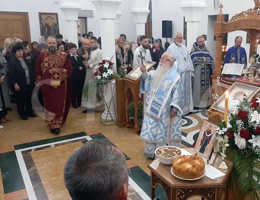 ФОЧА, 14. ОКТОБРА /СРНА/ - Његово високопреосвештенство митрополит дабробосански Хризостом служио је данас Свету архијерејску литургију у Храму Светог Саве у Фочи поводом празника Покров Пресвете Богородице, а том приликом први пут је обиљежена слава Српског православног црквеног пјевачког друштва "Побратимство", које дјелује при овом храму.