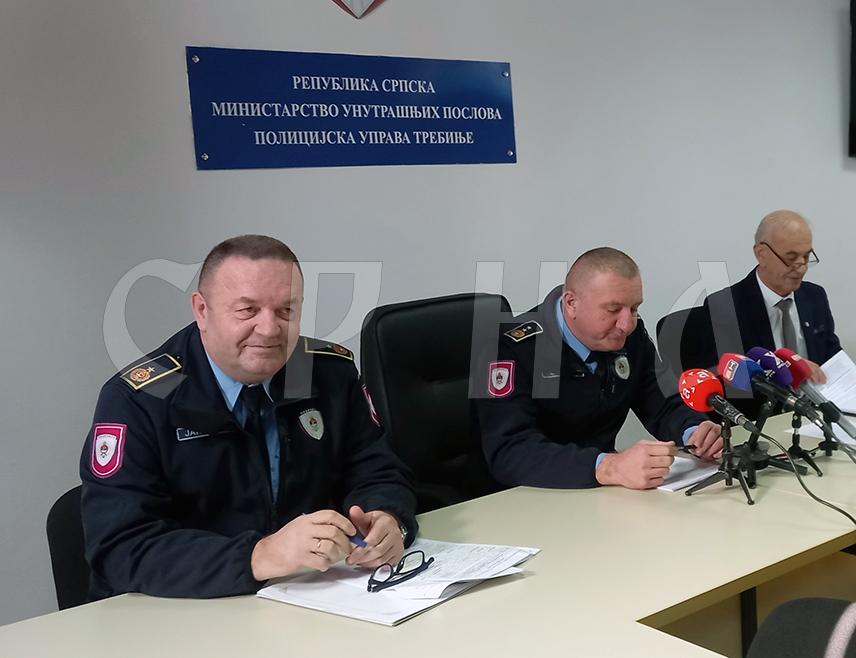 TРЕБИЊЕ, 14. ОКТОБРА /СРНА/ - Вјештачењем аутомобила "форд фијеста" народног посланика Небојше Вукановића установљено је да је недавни пожар на возилу избио испод командне табле и да није пронађено присуство лако запаљивих течности, изјавио је начелник Сектора криминалистичке полиције Полицијске управе Tребиње Љубомир Супић.