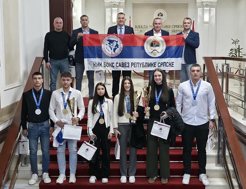 БАЊАЛУКА, 14. ОКТОБАР /СРНА/ - Предсједник Владе Републике Српске Саво Минић рекао је данас да су млади спортисти који су у Италији остварили велики успјех најбољи амбасадори Републике Српске и да својим трудом, одрицањем и спортским духом промовишу праве вриједности.
