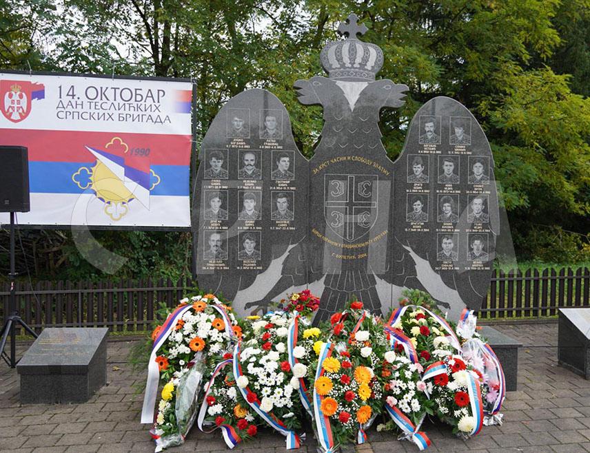 ТЕСЛИЋ, 14. ОКТОБРА /СРНА/ - У Горњем Булетићу код Теслића данас су обиљежене 34 године од оснивања теслићких бригада Војске Републике Српске, служен је помен и положени вијенци на спомен-обиљежје за 527 погинулих бораца, те истакнуто да је овај број показатељ великог значаја ових јединица у одбрани Српске.