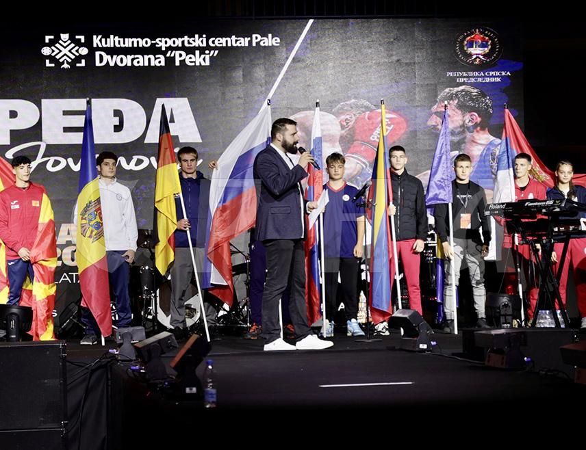 ПАЛЕ, 14. ОКТОБРА /СРНА/ - Отворено првенство Балкана у боксу почело је вечерас на Палама и окупило је више од 150 боксера из 10 земаља.