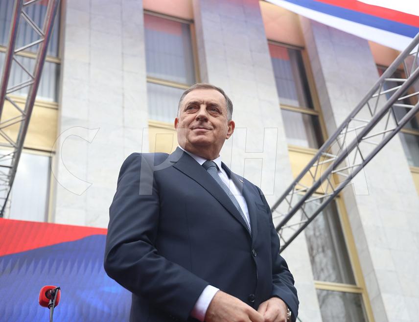 БАЊАЛУКА, 14. ОКТОБРА /СРНА/ - Предсједник Републике Српске Милорад Додик изјавио је да су странци срушили БиХ и направили је немогућом земљом, те истакао да је сваким чином разградње Дејтонског споразума убијана БиХ.