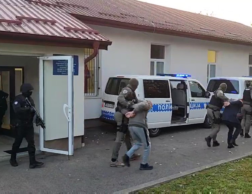 БАЊАЛУКА, 15. ОКТОБРА /СРНА/ - Свих седам ухапшених у акцији "Петља", усмјереној на доказивање недозвољене производње и промета дрога, међу којима је и једна жена, предати су рано јутрос у надлежност Окружног јавног тужилаштва Бањалука, речено је Срни у МУП-у Републике Српске.