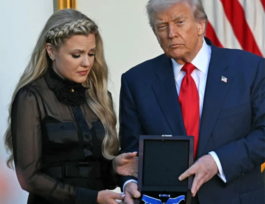 ВАШИНГТОН, 15. ОКТОБРА /СРНА/ - Амерички предсједник Доналд Трамп постхумно је додијелио Предсједничку медаљу слободе активисти Чарлију Кирку на церемонији у Бијелој кући.