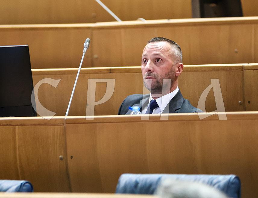 САРАЈЕВО, 15. ОКТОБРА /СРНА/ - Посланик СНСД-а у Представничком дому Парламентарне скупштине БиХ Милорад Којић изјавио је да посланик СДП-а БиХ Саша Магазиновић води неозбиљну и подлу политику, на шта указује и његов приједлог да се у дневни ред сједнице уврсти избор и именовање главног преговарача БиХ са ЕУ, а да посланици нису добили материјал о томе.