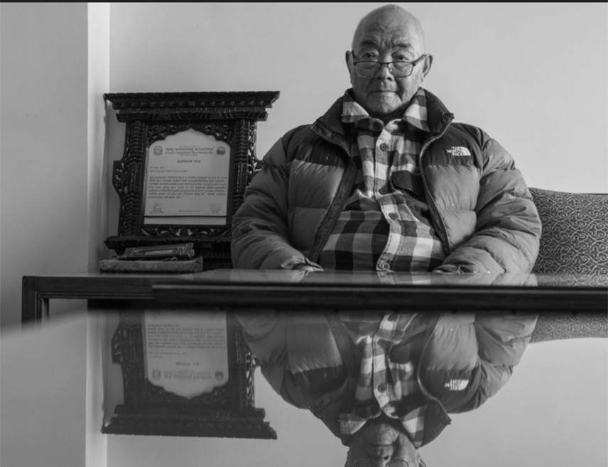 БИЈЕЉИНА, 16. ОКТОБРА /СРНА/ - Посљедњи преживјели из експедиције којој је успјело први пута у историји да се попне на Монт Еверест 1953, Канча Шерпа, умро је у 92. години, саопштила је његова породица.