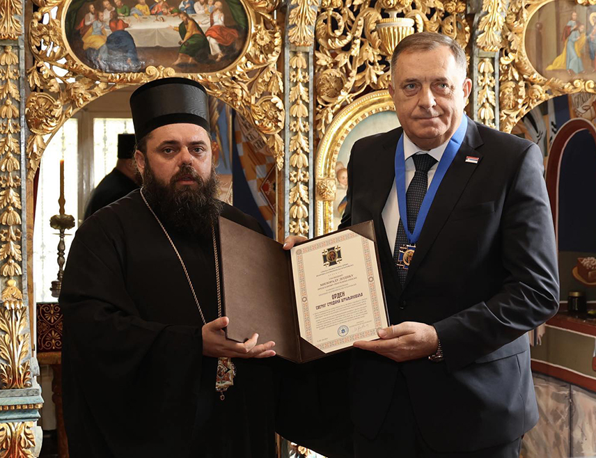 DALJ, OCTOBER 16 /SRNA/ – The President of Republika Srpska, Milorad Dodik, visited today the Cathedral of Great Martyr Saint Demetrius in Dalj, where he received an award, for which he said that it represents recognition of Republika Srpska and the difficult struggle it is leading.