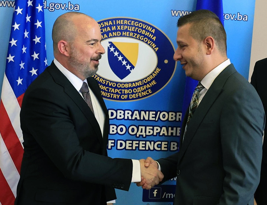 САРАЈЕВО, 16. ОКТОБРА /СРНА/ - Замјеник министра одбране у Савјету министара Александар Гогановић указао је данас на састанку са отправником послова америчке Амбасаде у БиХ Џоном Гинкелом на важност да се Дејтонски мировни споразум поштује од свих домаћих и међународних фактора, те да се одлуке у БиХ доносе кроз договор и међусобно уважавање.
