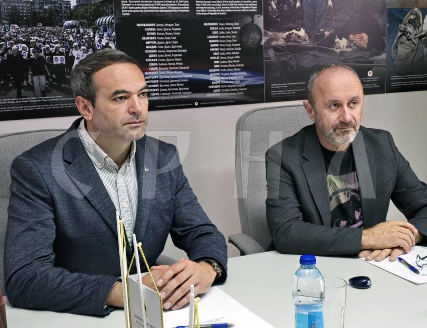 БАЊАЛУКА, 17. ОКТОБРА /СРНА/ - Директор Меморијалног центра Републике Српске Денис Бојић и предсједник Организације ампутираца Српске УДАС Жељко Волаш данас су у Бањалуци потписали Меморандум о сарадњи, који се односи на свједочење о страдању Срба у протеклом рату.