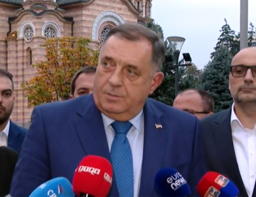 БАЊАЛУКА, 17. ОКТОБРА /СРНА/ - Предсједник СНСД-а Милорад Додик изјавио је да је владајућа коалиција у Републици Српској одлучила да сутра буду одржане двије посебне сједнице Народне скупштине Српске имајући у виду ситуацију проузроковану дјеловањем Кристијама Шмита и поступањем судија у Сарајеву.