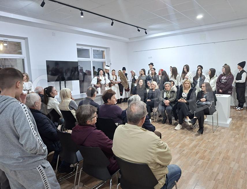 ШАМАЦ, 19. ОКTОБАР /СРНА/ - Предсједник Клуба историчара "Посавина" Маја Видовић одржала је у Шамцу предавање посвећено култури и традицији, а у оквиру дводневне прославе 25 година постојања Културно-умјетничког друштва /КУД/ "Шамац".