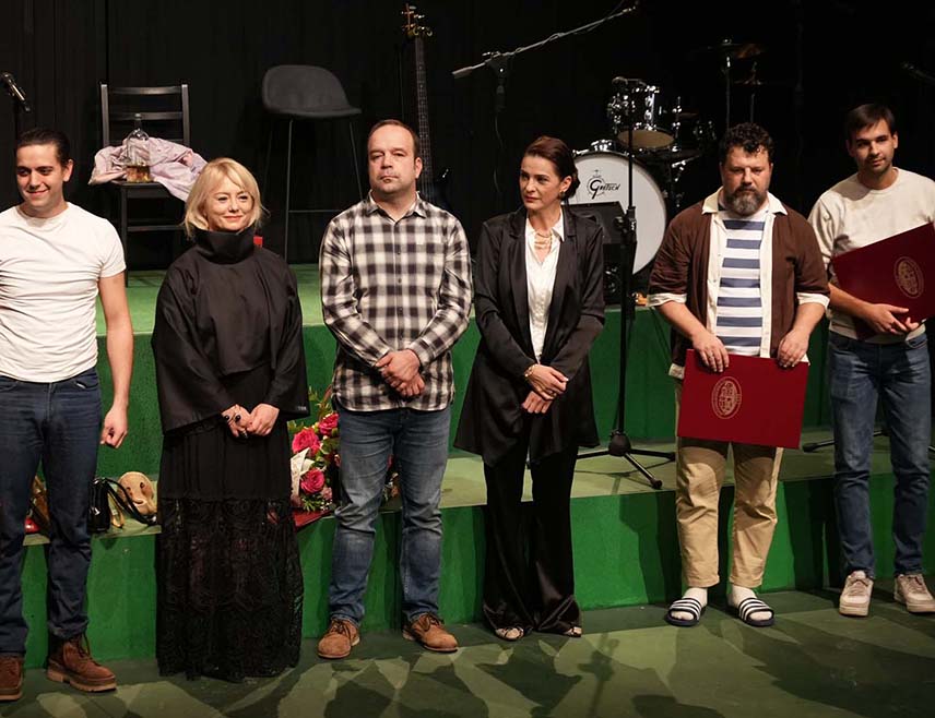 БАЊАЛУКА, 19. ОКТОБРА /СРНА/ – Награде за најбољег глумца и најбољу глумицу протекле сезоне Народног позоришта Републике Српске додијељене су Борису Шавији и Милки Брђанин, док је најбољом представом проглашен комад "Ни риба ни месо", редитеља Николе Бундала.