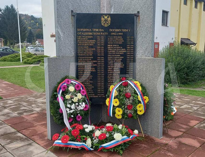 ТРНОВО, 19. ОКТОБРА /СРНА/ - У Трнову је данас обиљежена 31 година од погибије 23 припадника Прве гардијске моторизоване бригаде Главног штаба Војске Републике Српске /ВРС/ у двије непријатељске офанзиве 1. и 29. октобра 1994. године.
