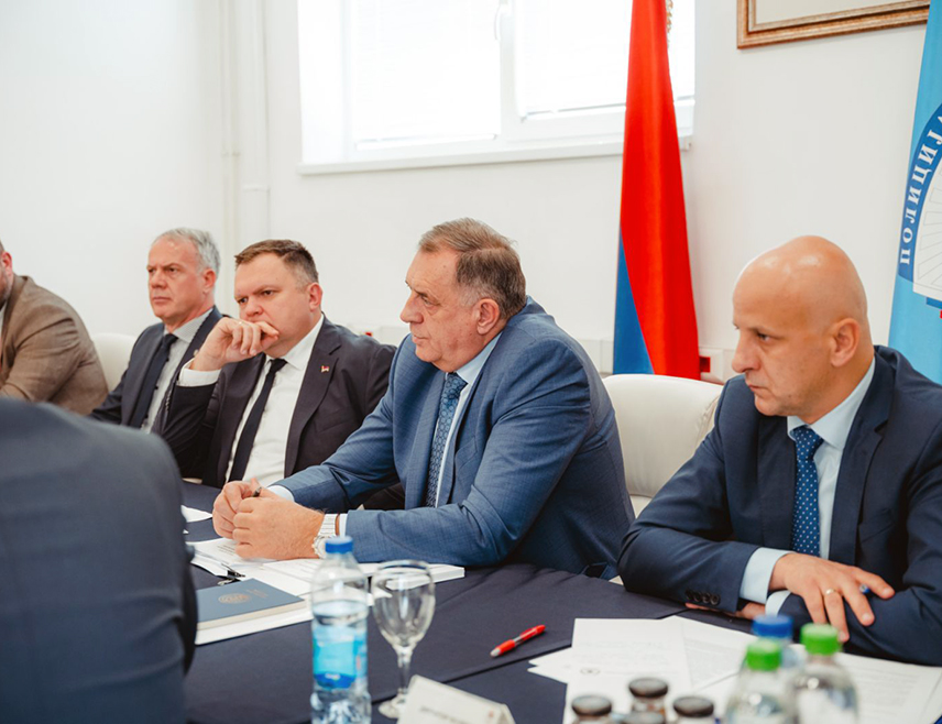БАЊАЛУКА, 20. ОКТОБРА /СРНА/ - Предсједник Милорад Додик присуствује проширеном колегијуму министра унутрашњих послова Републике Српске Жељка Будимира који се одржава у Центру за обуку у Залужанима.