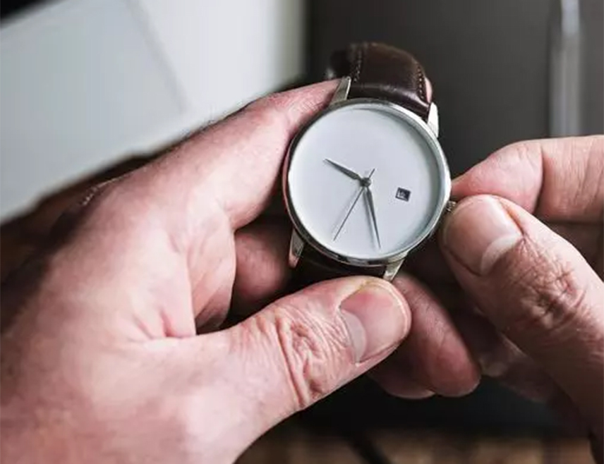 МАДРИД, 20. ОКТОБРА /СРНА/ - Влада Шпаније најавила је да ће предложити ЕУ да трајно укине сезонско помјерање казаљки на сату 2026. године, уз оцјену да је то застарјела пракса која више не пружа уштеду енергије.