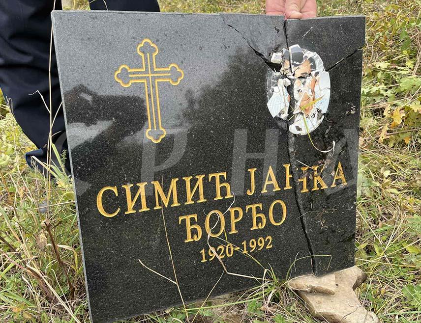 КАКАЊ, 20. ОКТОБРА /СРНА/ – Разбијен је надгробни споменик на српском православном гробљу у селу Горњи Тичићи код Какња, потврдио је Срни парох добрињски Драгиша Цвјетковић.
