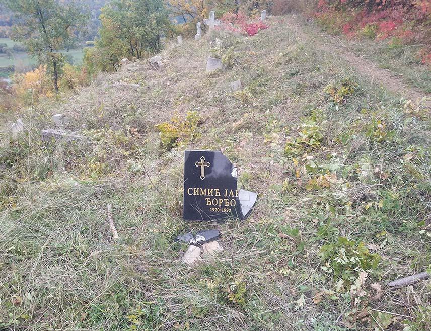 САРАЈЕВО, 20. ОКТОБРА /СРНА/ - Предсједник Одбора за заштиту права Срба у Федерацији БиХ /ФБиХ/ Ђорђе Радановић рекао је да не вјерује да ће бити пронађени вандали који су разбили споменик на српском гробљу у селу Горњи Тичићи јер је само једно од 30 православних гробаља на подручју Какња остало нетакнуто.