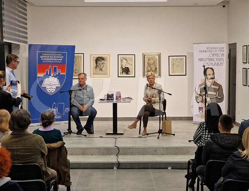 ИСТОЧНА ИЛИЏА, 21. ОКТОБРА /СРНА/ - У Источној Илиџи вечерас је промовисан роман Жељка Пржуља "Либрето једне љубави" о пару који пролази кроз разне животне ситуације од предратног Сарајева до данас.