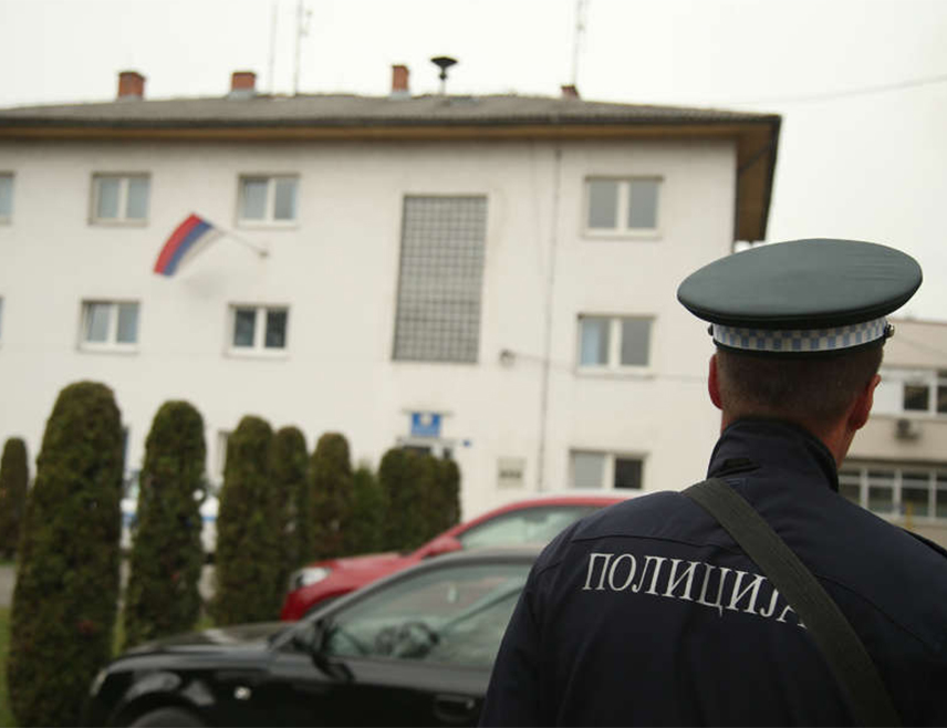 ТЕСЛИЋ, 21. ОКТОБРА /СРНА/ - Шест лица из Теслића ухапшено је због насилничког понашања, угрожавања безбједности и спречавања полиције да обави своју дужност, а том приликом оштећено је и службено возило.