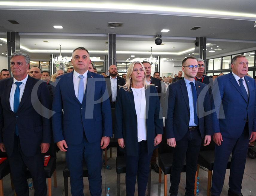 БИЈЕЉИНА, 22. ОКТОБРА /СРНА/ - Бојан Савић поново је данас изабран за предсједника Градског одбора СНСД Бијељина на Изборној конференцији којој је присуствовало руководство странке на челу са предсједником СНСД Милорадом Додиком.