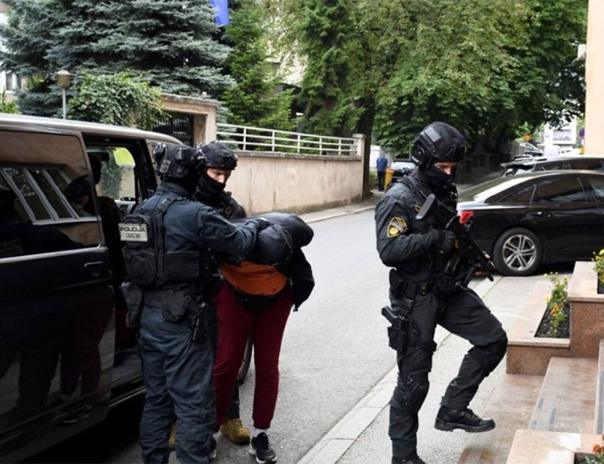 САРАЈЕВО, 22. ОКТОБРА /СРНА/ - Припадници Федералне управе полиције су у оквиру оперативне акције "Барут" до сада ухапсили четири лица осумњичена за кривична дјела злоупотреба положаја или овлаштења и недозвољено држање оружја или експлозивних материја, саопштено је из ове полицијске агенције.