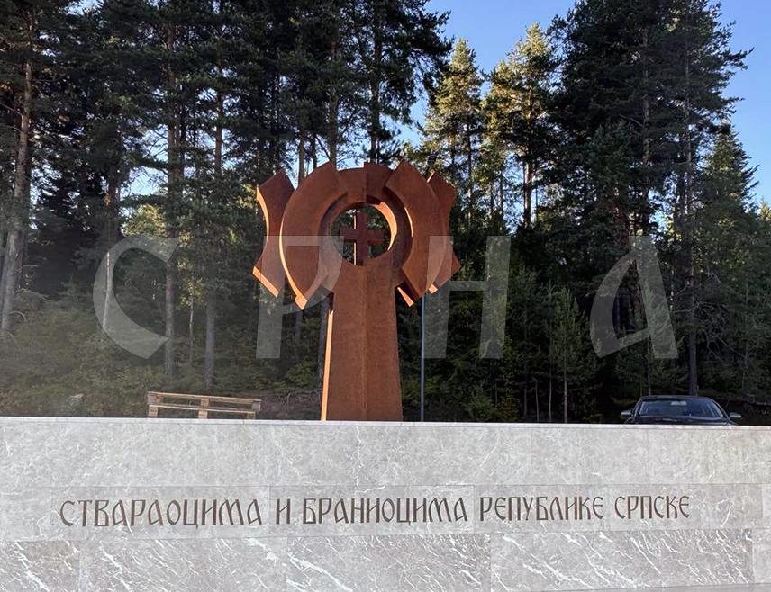 ПАЛЕ, 23. ОКТОБРА /СРНА/ - Бивши предсједник Народне скупштине Репубике Српске Драган Калинић изјавио је Срни да се политичке околности под којима ће сутра бити обиљежене 34 године од оснивања Скупштине српског народа у БиХ по сложености, па и драматичности, могу поредити са историјским потезима и одлукама српских посланика 1991. и 1992. године када су ударени темељи Републике Српске.