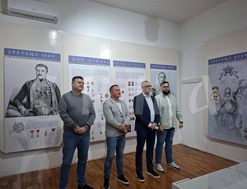 ФОЧА, 23. ОКТОБРА /СРНА/ - У Фочи је након бесплатних пројекција филмова "Невесињска пушка" и "Баук", отворена изложба "Одликовања династија Обреновић и Карађорђевић" Народног музеја из Лесковца, у оквиру манифестације "Дани Србије у Српској".