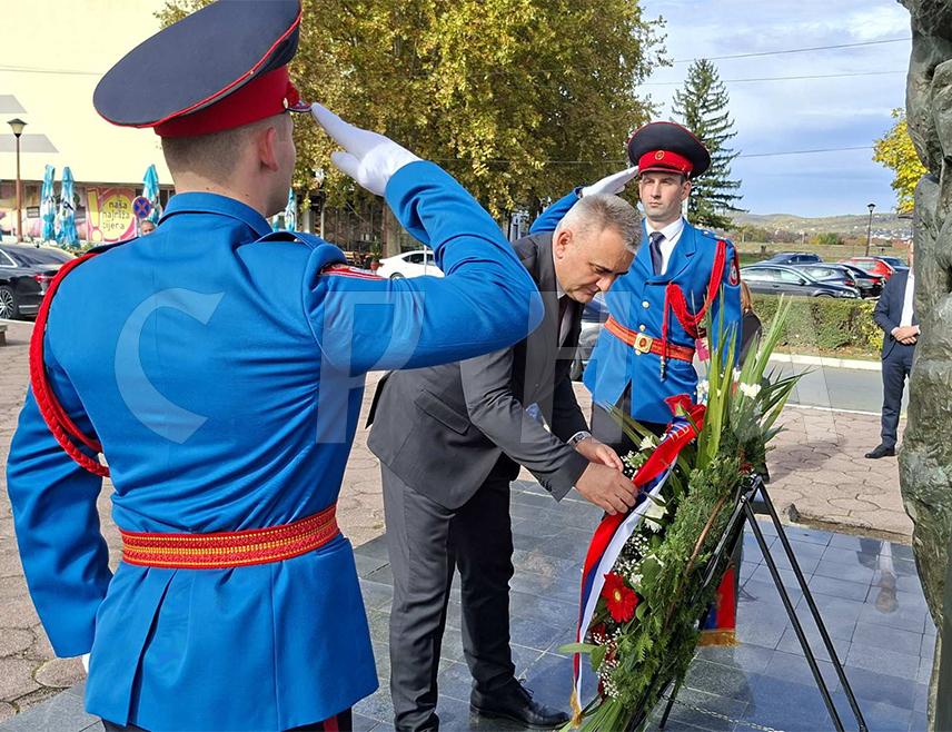 БРОД, 23. ОКТОБРА /СРНА/ - Предсједник Владе Републике Српске Саво Минић положио је вијенац код Централног споменика за 244 борца погинула у Одбрамбено-отаџбинском рату, на Тргу патријарха Павла у Броду.