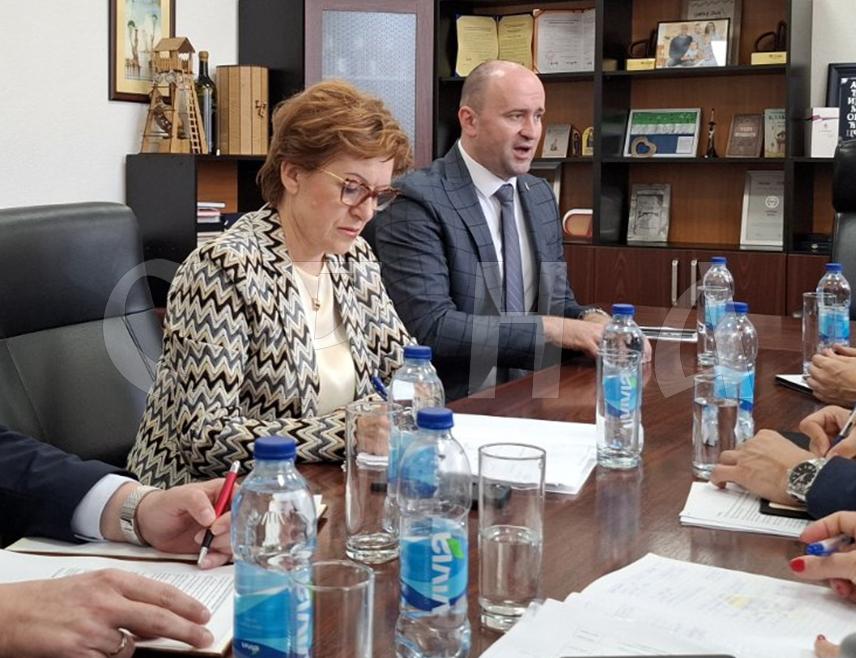БРОД, 23. ОКТОБРА /СРНА/ - Министар финансија Републике Српске Зора Видовић изјавила је данас у Броду да ће буџет ове локалне заједнице од марта наредне године бити стабилан, те да се и сада измирују предвиђене обавезе, упркос тешкој ситуацији која је наслијеђена.