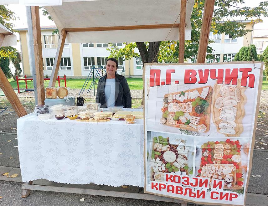 СРБАЦ, 24. ОКТОБРА /СРНА/ - Чланица Удружења жена Србац Тања Вучић баштини породичну традицију прављења сирева која траје деценијама, производећи око двадесетак врста козијег и крављег сира надалеко познатих и тражених због квалитета и јединственог укуса.
