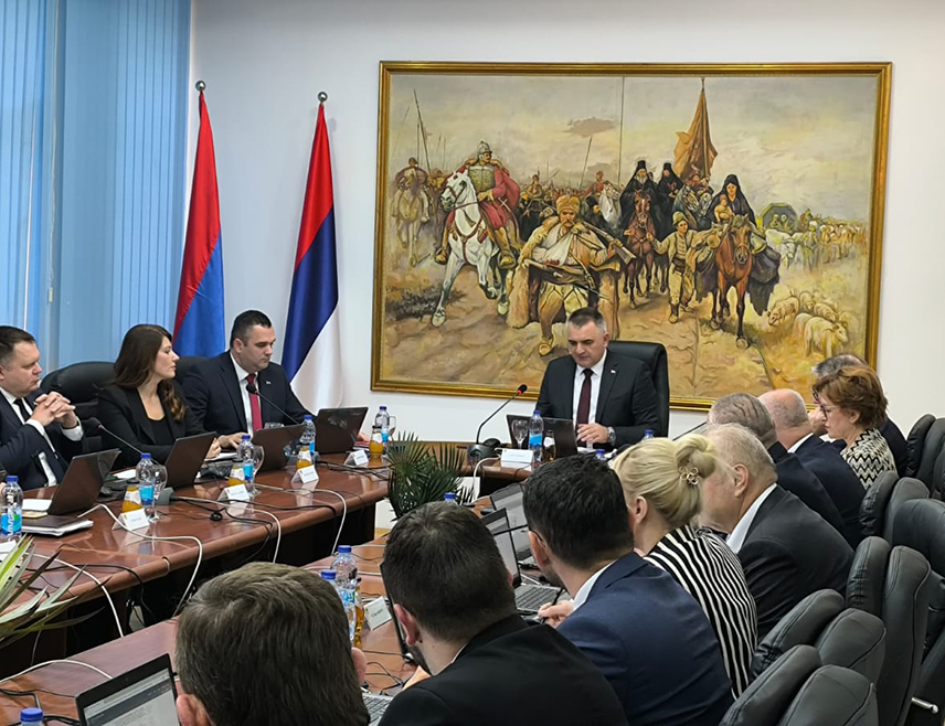 БРОД, 23. ОКТОБРА /СРНА/ - Влада Републике Српске усвојила је данас одлуку о преносу права својине на непокретности на општину Брод, односно парцеле површине 10.300 метара квадратних.