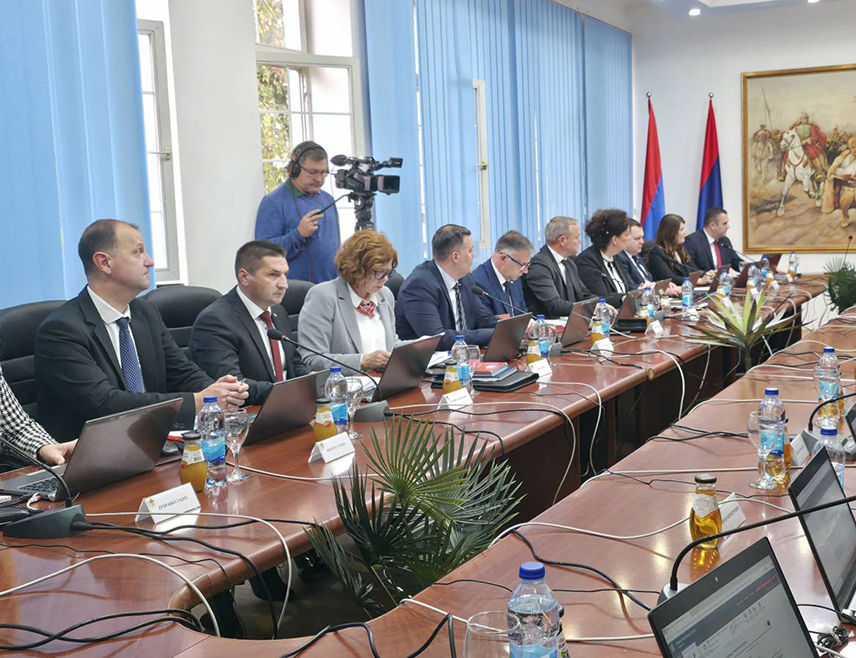 БРОД, 23. ОКTОБРА /СРНА/ - Влада Републике Српске прихватила је иницијативу да финансира предшколске установа у изразито неразвијеним општинама у Српској, за шта ће бити издвојено три милиона КМ, рекао је министар просвјете и културе Републике Српске Боривоје Голубовић и изразио задовољство због ове одлуке.
