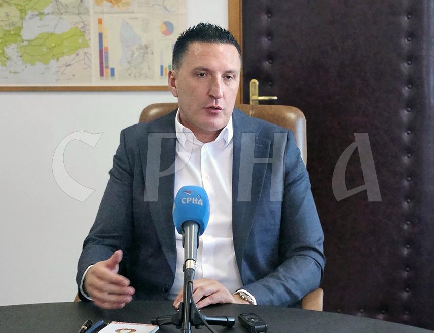 ИСТОЧНО САРАЈЕВО, 24. ОКТОБРА /СРНА/ - Директор предузећа "Сарајево гас" из Источног Сарајева Недељко Елек рекао је Срни да изградња магистралног гасовода на подручју четири општине у Републици Српској, дужине 50 километара, иде по плану.