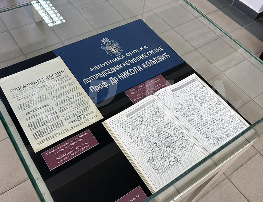 БАЊАЛУКА, 24. ОКТОБРА /СРНА/ - Изложба под називом "Путеви Николе Кољевића /1936-1997/" која садржи личне предмете и докуменате некадашњег потпредсједника Републике Српске, а чији аутор је историчар Остоја Раилића, отворена је данас на Факултету политичких наука /ФПН/ Универзитета у Бањалуци.