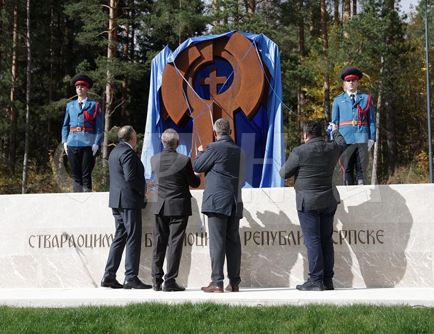 PALE, OCTOBER 25 /SRNA/ - President Milorad Dodik, Speaker of the National Assembly of Republika Srpska Nenad Stevandić, President of the Association "Founders of Republika Srpska" Stevan Medić, and President of the Veterans' Organization of Republika Srpska Radan Ostojić today ceremonially unveiled a monument dedicated to the founders and defenders of Republika Srpska in Pale.
