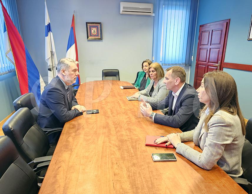 UGLJEVIK, OCTOBER 26 /SRNA/ - Republika Srpska Minister of Health and Social Welfare Alen Šeranić announced today that, together with the Health Insurance Fund /FZO/ and healthcare institutions, authorities will urgently seek a better model and solution regarding prenatal testing in Srpska.