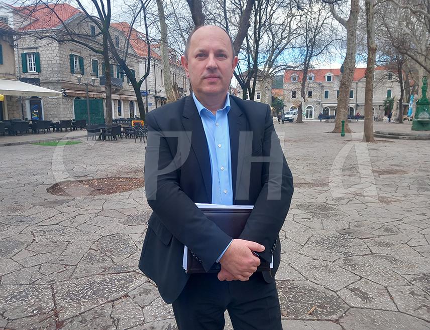 ТРЕБИЊЕ, 26. ОКТОБРА /СРНА/ - Потпредсједник СНСД-а Лука Петровић рекао је да су политичке тензије у БиХ и Републици Српској изазване атаком на имовину Српске, односно настојањем да се наметне закон о имовини којим би дошла у питање многа природна добра у власништву Српске.