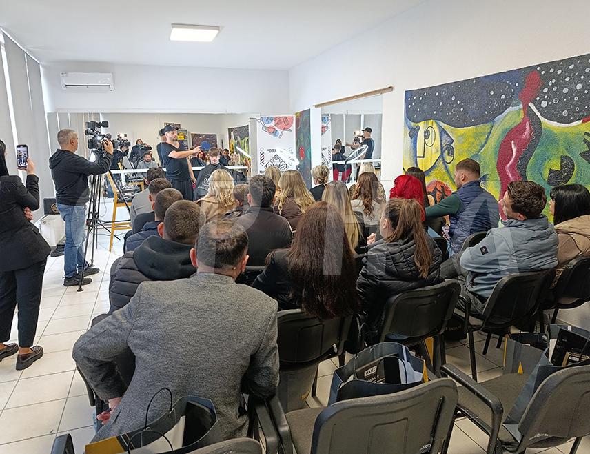 МРКОЊИЋ ГРАД, 26. ОКТОБРА /СРНА/ - У Мркоњић Граду данас је одржан семинар за фризере који је окупипо 25 фризера из ове општине, Шипова, Рибника, Бањалуке и Сарајева, у организацији фризера Драшка Каурина који је на овај начин желио да обиљежи и 20 година свога рада.