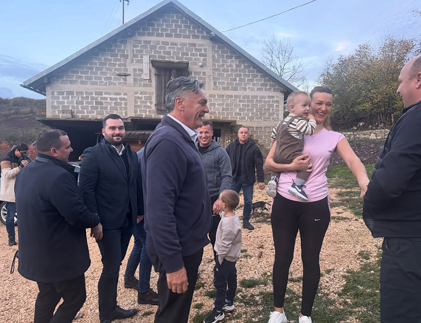БАЊАЛУКА, 26. ОКТОБРА /СРНА/ - Министар за научнотехнолошки развој и високо образовање Републике Српске Синиша Каран посјетио је данас у селу Дујаковци, на Мањачи, породицу Гатарић - Јовану, Раду и њихово троје дјеце.